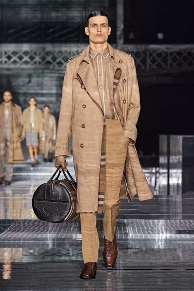 sfilata burberry 2021|burberry runway dresses.